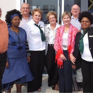 Voor vlnr is Kat Myburgh (Areabestuurder van die Overstrandse Munisipaliteit se Gansbaai Admi-nistrasie), Jeanette Xanini (Biblioteek Assistent), Theresa Maree (AVBOB Hermanus), Raadsdame Nicolette Botha-Guthrie, Minister Anroux Marais en Gina Nomgqipelo (AVBOB Hermanus). Agter vlnr is Coenie Groenewald (Munisipale Bestuurder), Rld Dudley Coetzee en Rld Moira Opperman.